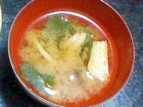 小松菜・しめじ・油揚げの味噌汁
